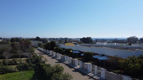 uma vista do telhado de um edifício em Villette Il Colle em Porto Cesareo