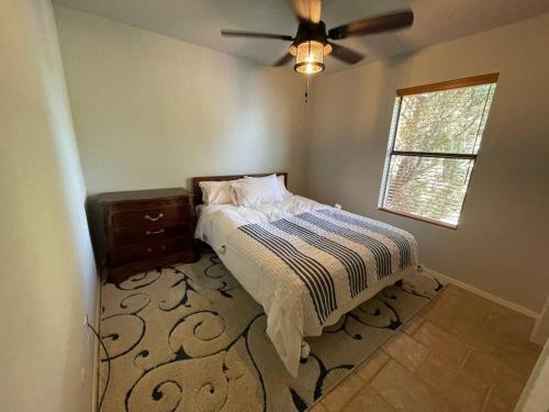 1 dormitorio con 1 cama y ventilador de techo en 4-bedroom home with gorgeous view, en Mineral Wells