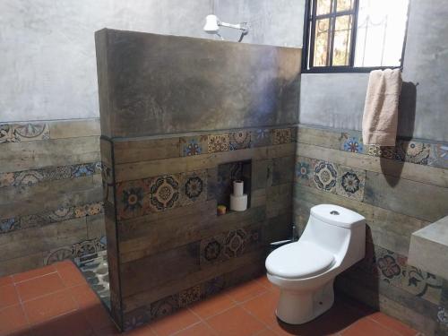 een badkamer met een toilet en een wastafel bij Casa de Alicia in Concepción de Ataco