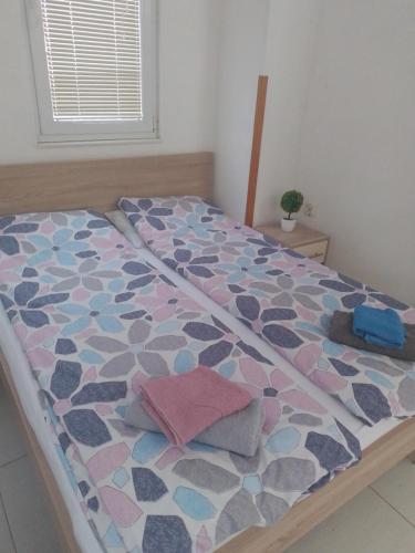 - une chambre avec un lit doté d'un couvre-lit coloré dans l'établissement Kibar, à Ohrid