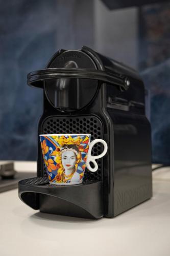 a cup with a picture of a woman on a toaster at Residenza Elisabetta in Verona