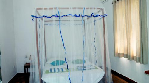 卡盧特勒的住宿－FEEL Beach Villa，浴室配有淋浴帘和盥洗盆。