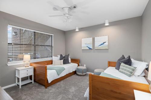 布兰森Hadley's Place at Pointe Royale, Pristine 2 Bed 2 Bath Condo的带两张床和一张沙发的卧室