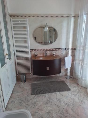 bagno con lavandino e specchio di RAGGIO DI LUNA a Montefiascone