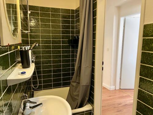 a bathroom with a sink and a shower at Gemütliches Apartment im Viertel mit Flair - Zentral in Bremen