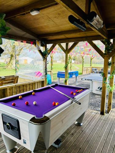 Una mesa de billar en Glamp and Tipple Ltd