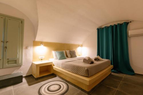 een slaapkamer met een bed en een groen gordijn bij White Element in Karterados