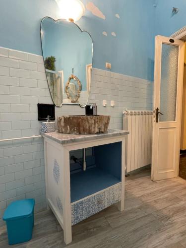 een badkamer met een wastafel en een spiegel bij Le Finestre sul Mare in Albissola Marina