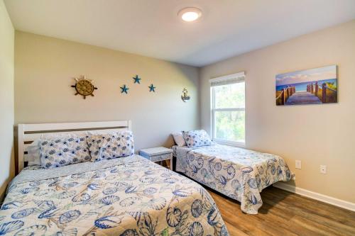 Foley Vacation Rental 7 Mi to Gulf Shores Beaches في فولي: غرفة نوم بسريرين ونافذة