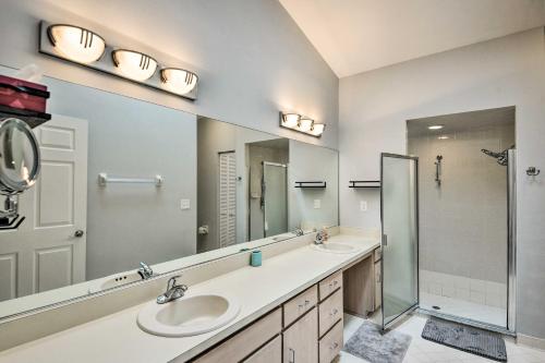 Ένα μπάνιο στο Palm Coast Family Home with Private Pool and Lanai!