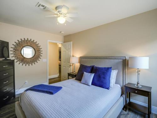 拉斯維加斯的住宿－Las Vegas Vacation Rental Private Pool and BBQ，一间卧室配有一张带蓝色枕头的床和吊扇