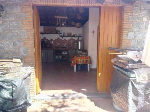 una puerta abierta a una cocina con mesa en La dependance Etna, en Biancavilla