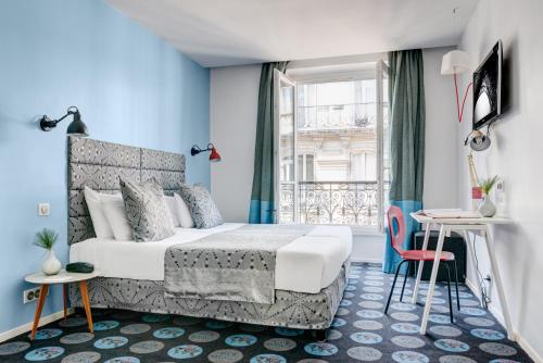 a bedroom with a bed with blue walls and a window at Hotel Astoria - Astotel in Paris