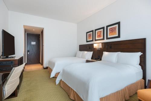 Cette chambre comprend 2 lits et une télévision à écran plat. dans l'établissement Bogotá Marriott Hotel, à Bogotá