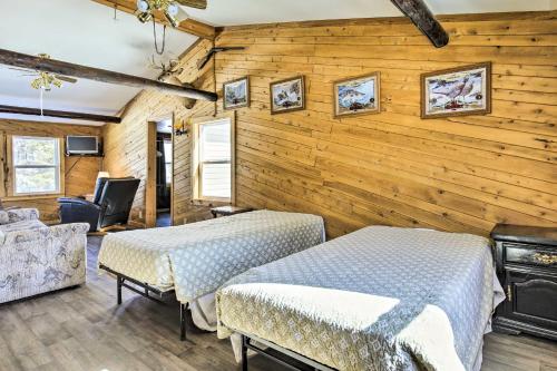 - 2 lits dans une chambre dotée de murs en bois dans l'établissement Pet-Friendly Crandon Vacation Rental Near Raceway!, à Crandon