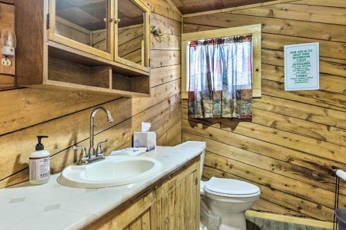 La salle de bains est pourvue d'un lavabo et de toilettes. dans l'établissement Pet-Friendly Crandon Vacation Rental Near Raceway!, à Crandon