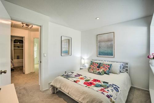 sypialnia z łóżkiem z kwiatami w obiekcie Bay Area Home Rental Near Six Flags and Napa Valley! w mieście Vallejo