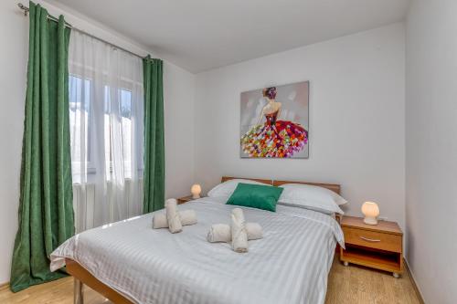 Schlafzimmer mit einem Bett mit grünen Vorhängen und einem Fenster in der Unterkunft Casa Polari in Rovinj