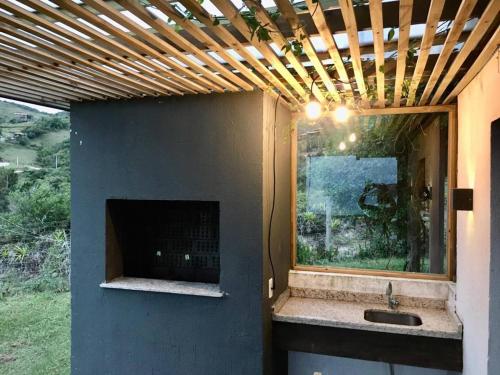 een badkamer met een wastafel en een raam bij Praia do Silveira Canto Sul in Garopaba