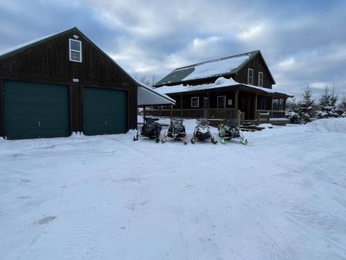 Spacious Salmon River Waterfront Lodge for 6 v zimě