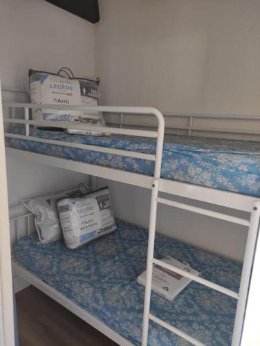 une chambre avec une étagère et des boîtes dans l'établissement Vacances Ambassades du Soleil, au Cap d'Agde
