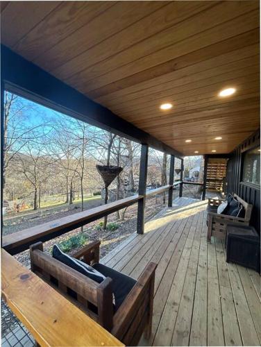 Μπαλκόνι ή βεράντα στο Modern Cabin Close to Downtown