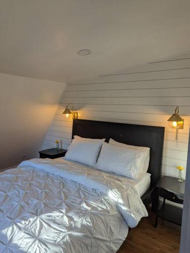 Ένα ή περισσότερα κρεβάτια σε δωμάτιο στο Modern Cabin Close to Downtown