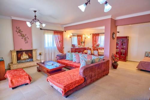 een woonkamer met 2 banken en een open haard bij Villa Melissi Afionas Corfu in Afionas