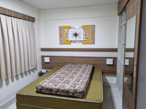um quarto com uma cama num quarto em Lacqua Di'Roma Parque - CN M em Caldas Novas