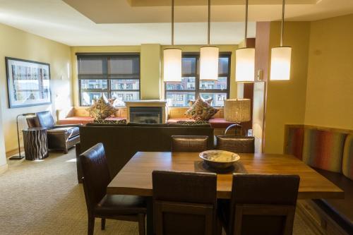 uma sala de jantar e sala de estar com mesa e cadeiras em Grand Summit G463 em Park City