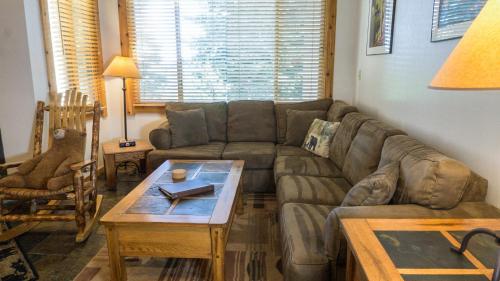 ein Wohnzimmer mit einem Sofa und einem Couchtisch in der Unterkunft Ski Trails 4058 in Truckee