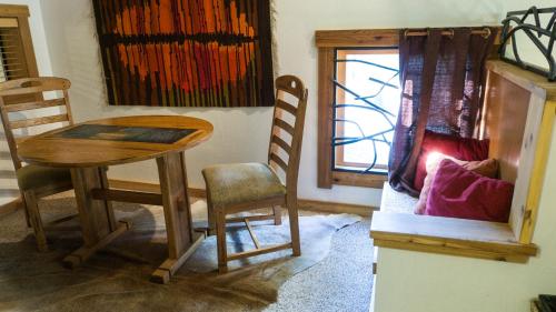 Zimmer mit einem Tisch, Stühlen und einem Fenster in der Unterkunft Ski Trails 4058 in Truckee