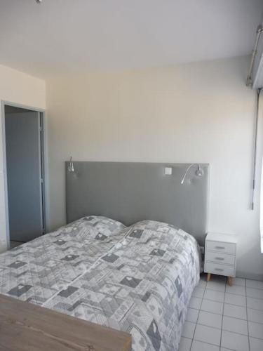 - une chambre blanche avec un lit et une couette dans l'établissement studio avec vue sur lac, à Aix-les-Bains