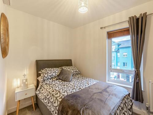埃克斯茅斯的住宿－Estuary View，一间卧室设有一张床和一个窗口