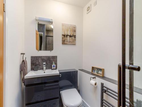 ein Bad mit einem Waschbecken und einem WC in der Unterkunft Estuary View in Exmouth