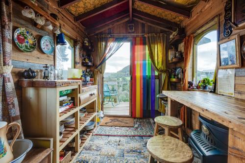 una habitación con bar en una casa pequeña en 2 x Double Bed Glamping Wagon in Dalby Forest, en Scarborough