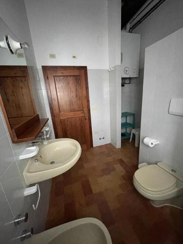 a bathroom with a sink and a toilet at Casa Dei Lecci in Foligno
