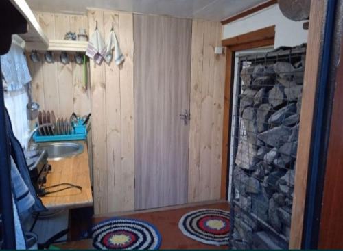 ein Badezimmer mit einem Waschbecken und einem Steinkamin in der Unterkunft Дача, будинок,баня in Leplyavo