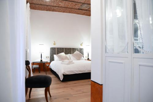 1 dormitorio con 1 cama, 1 silla y 1 puerta en Residenza Radetzky en Milán