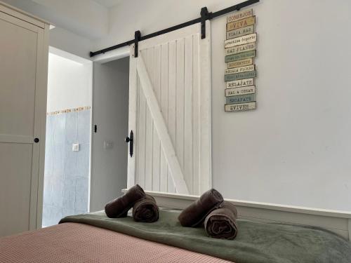 a bedroom with a bed with brown pillows on it at Atte's house, Pozo Izquierdo in Pozo Izquierdo