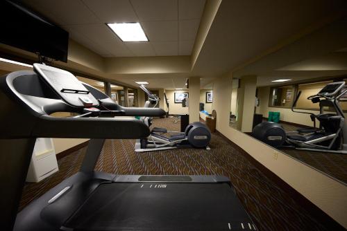 un gimnasio con máquinas de ejercicio cardiovascular y cinta de correr en Hotel Downstreet, en North Adams