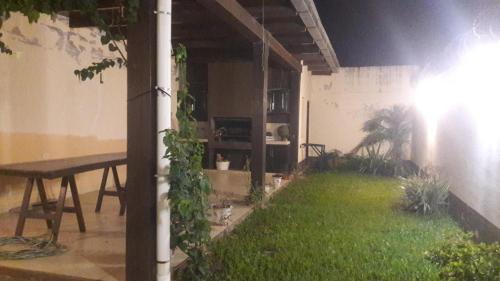Libertador General San Martín的住宿－Loma Blanca，带庭院、桌子和绿色草坪的客房