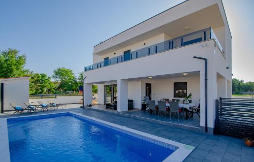 Villa Anna Barbariga, NEW 2022 luxurious villa with private pool!