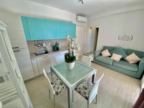 Kuchyň nebo kuchyňský kout v ubytování Appartamento al mare con giardino, spiaggia e piscina