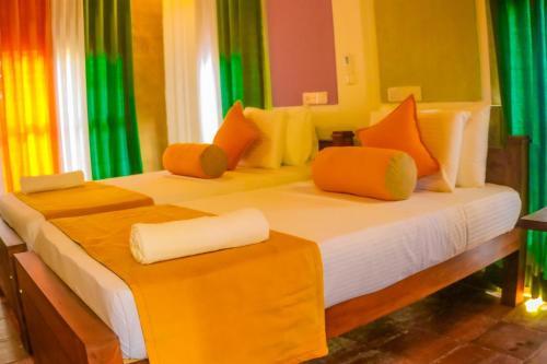 - une chambre avec 2 lits dotés d'oreillers orange et jaune dans l'établissement Summer Will Resort, 
