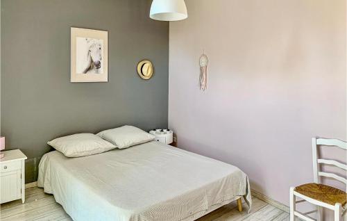 sypialnia z łóżkiem i zegarem na ścianie w obiekcie Beautiful Home In Rognonas With Kitchen w mieście Rognonas
