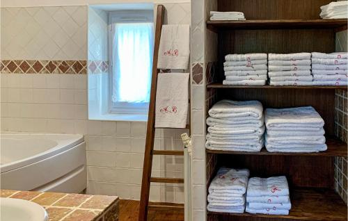 łazienka z zestawem ręczników na półce w obiekcie Beautiful Home In Rognonas With Kitchen w mieście Rognonas