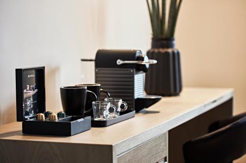 Tetera y cafetera en Cama Luxury Suites Glyfada