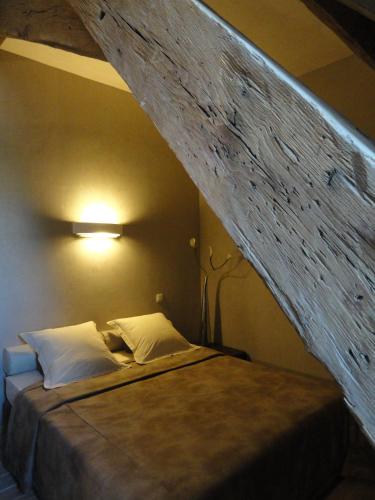 a bed in a room with a brick wall at Château de Vierset in Vierset-Barse