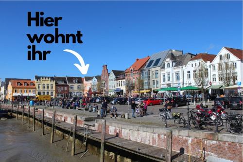 a city with a sign that says her worth hip at smør I Skandi-Style im Speicher I 1 Min zum Hafen in Husum